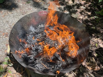 自宅で出た落ち葉や剪定した枝などなどを手軽に炭にし、自宅の土に恩返し、しております〜無煙炭化器、超便利です：）